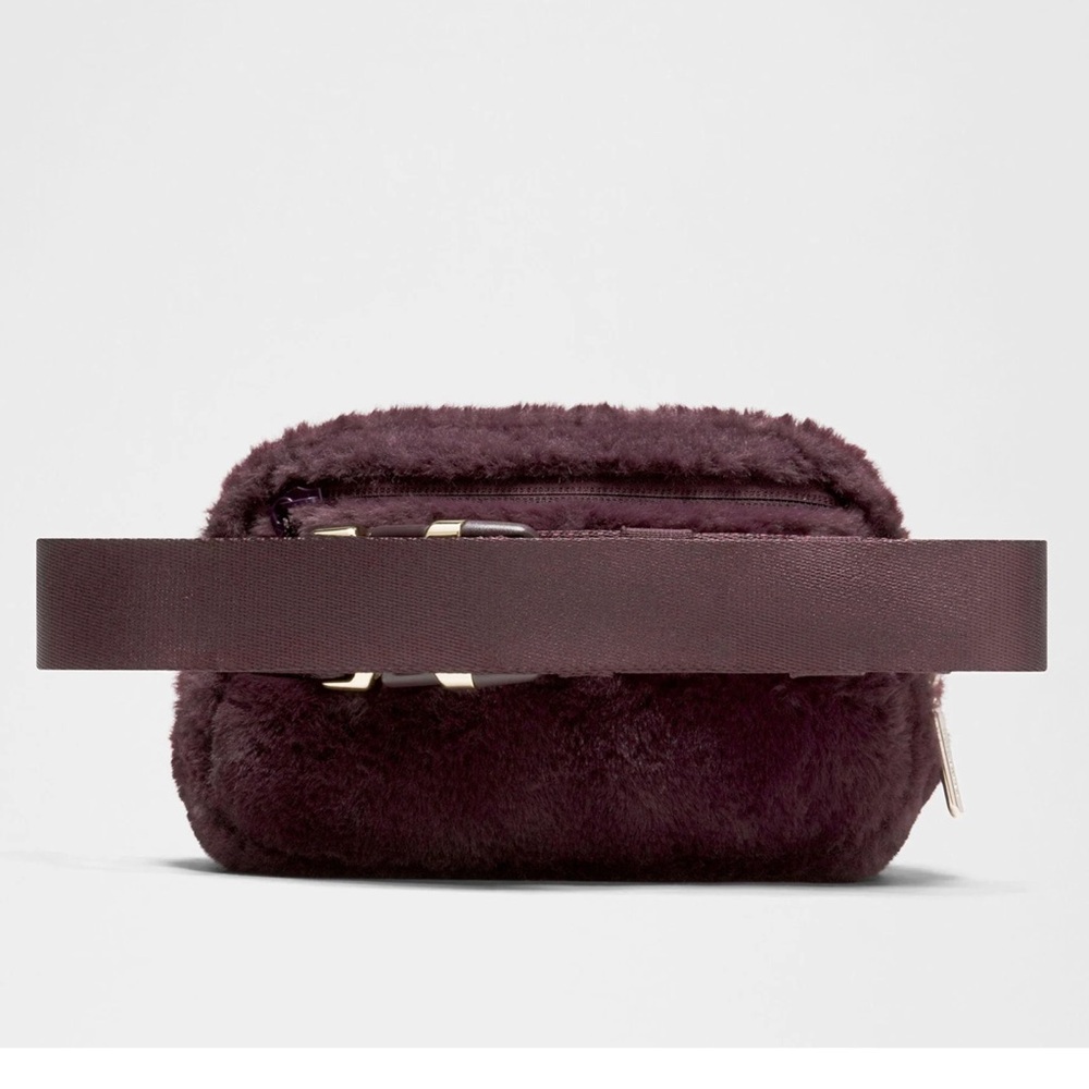 Lululemon NWT Everywhere Belt Bag - Plush Fleece - Black Plum/Gold - Picture 3 of 7